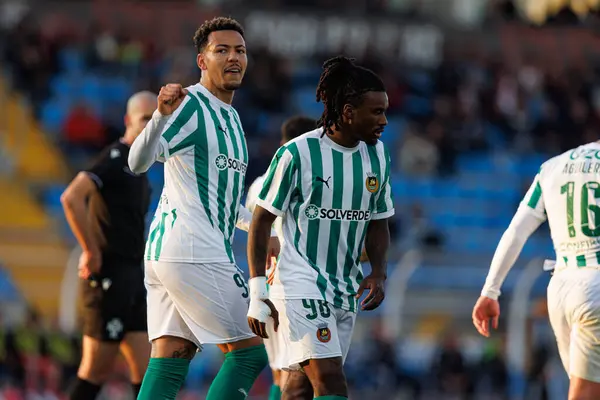 Clayton, Estadio Municipal Rio Maior 'daki Casa Pia AC ve Rio Ave FC takımları arasında oynanan Taca De Portugal maçında attığı golü kutlarken görülüyor.)