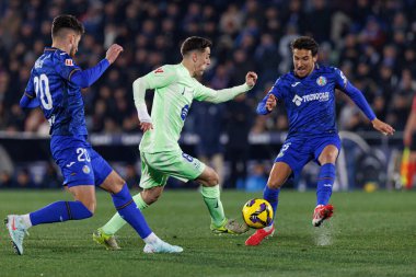 Yellu Santiago, Gavi, Luis Millax LaLiga EA SPORTS maçı sırasında Estadio Coliseum 'daki Getafe CF ve FC Barcelona takımları arasında görüldü (Maciej Rogowski)