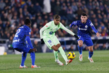 Djene, Lamine Yamal, Carles Alena LaLiga EA Spor Maçı sırasında Estadio Coliseum 'da Getafe CF ve FC Barcelona takımları arasında görüldü (Maciej Rogowski)