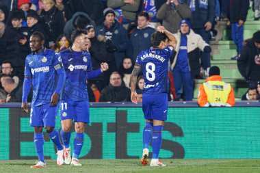 Getafe oyuncuları, LaLiga EA SPORTS maçında Mauro Arambarri 'nin attığı gol sonrasında Estadio Kolezyumu' nda Getafe CF ve FC Barcelona takımları arasında kutlama yaparken görüldü.)