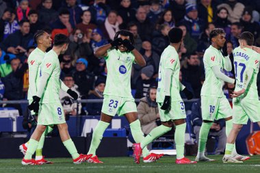 Jules Kounde, LaLiga EA SPORTS maçında gol attıktan sonra Estadio Coliseum 'daki Getafe CF ve FC Barcelona takımları arasında kutlama yaparken görüldü (Maciej Rogowski)