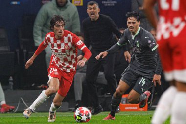 Bryan Gil, Tijjani Reijnders UEFA Şampiyonlar Ligi maçında AC Milan ve Girona FC (Maciej Rogowski) takımları arasında görüldü.)