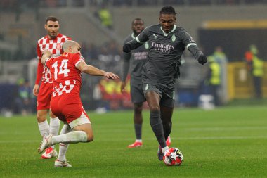 Oriol Romeu, Rafael Leao UEFA Şampiyonlar Ligi maçında AC Milan ve Girona FC (Maciej Rogowski)