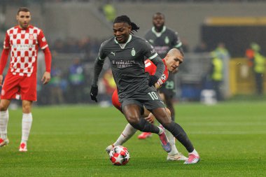 Oriol Romeu, Rafael Leao UEFA Şampiyonlar Ligi maçında AC Milan ve Girona FC (Maciej Rogowski)