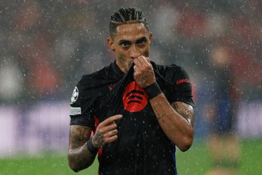 Raphinha, SL Benfica ve FC Barcelona (Maciej Rogowski) takımları arasında oynanan UEFA Şampiyonlar Ligi maçında gol attıktan sonra kutlama yaparken görüldü.)