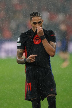 Raphinha, SL Benfica ve FC Barcelona (Maciej Rogowski) takımları arasında oynanan UEFA Şampiyonlar Ligi maçında gol attıktan sonra kutlama yaparken görüldü.)