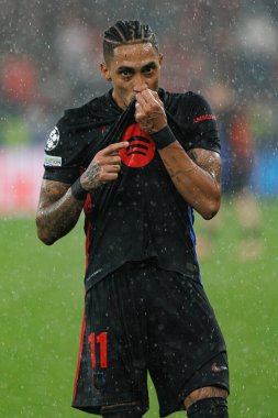 Raphinha, SL Benfica ve FC Barcelona (Maciej Rogowski) takımları arasında oynanan UEFA Şampiyonlar Ligi maçında gol attıktan sonra kutlama yaparken görüldü.)