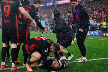 Raphinha, SL Benfica ve FC Barcelona (Maciej Rogowski) takımları arasında oynanan UEFA Şampiyonlar Ligi maçında gol attıktan sonra kutlama yaparken görüldü.)