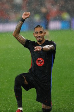 Raphinha, SL Benfica ve FC Barcelona (Maciej Rogowski) takımları arasında oynanan UEFA Şampiyonlar Ligi maçında gol attıktan sonra kutlama yaparken görüldü.)