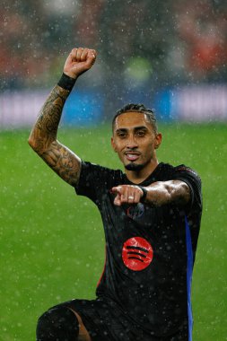 Raphinha, SL Benfica ve FC Barcelona (Maciej Rogowski) takımları arasında oynanan UEFA Şampiyonlar Ligi maçında gol attıktan sonra kutlama yaparken görüldü.)