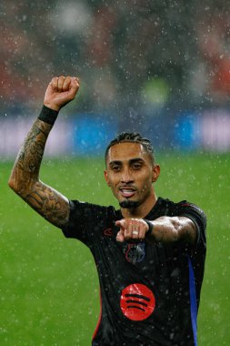 Raphinha, SL Benfica ve FC Barcelona (Maciej Rogowski) takımları arasında oynanan UEFA Şampiyonlar Ligi maçında gol attıktan sonra kutlama yaparken görüldü.)