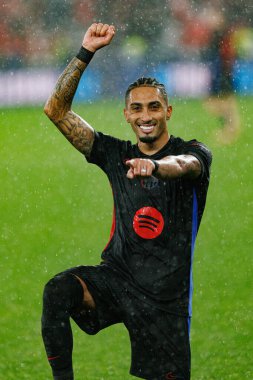 Raphinha, SL Benfica ve FC Barcelona (Maciej Rogowski) takımları arasında oynanan UEFA Şampiyonlar Ligi maçında gol attıktan sonra kutlama yaparken görüldü.)