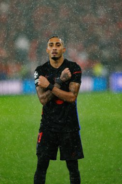 Raphinha, SL Benfica ve FC Barcelona (Maciej Rogowski) takımları arasında oynanan UEFA Şampiyonlar Ligi maçında gol attıktan sonra kutlama yaparken görüldü.)