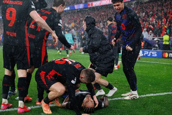 Raphinha, SL Benfica ve FC Barcelona (Maciej Rogowski) takımları arasında oynanan UEFA Şampiyonlar Ligi maçında gol attıktan sonra kutlama yaparken görüldü.)