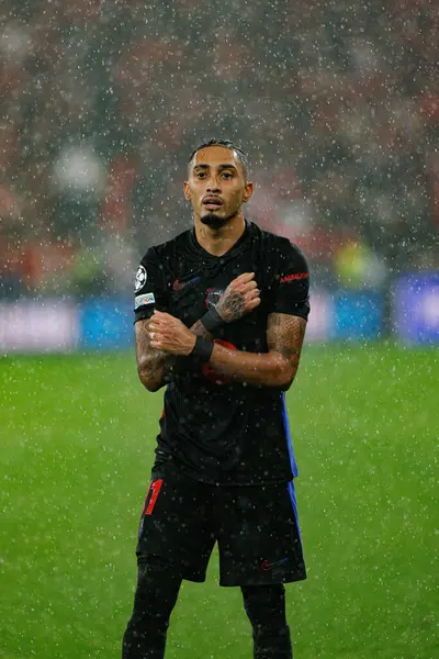 Raphinha, SL Benfica ve FC Barcelona (Maciej Rogowski) takımları arasında oynanan UEFA Şampiyonlar Ligi maçında gol attıktan sonra kutlama yaparken görüldü.)