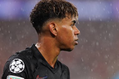 Lamine Yamal UEFA Şampiyonlar Ligi maçında SL Benfica ve FC Barcelona (Maciej Rogowski) takımları arasında görüldü.)