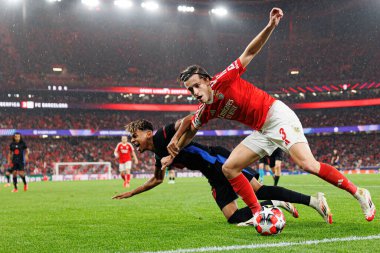 Lamine Yamal, Alvaro Carreras UEFA Şampiyonlar Ligi maçında SL Benfica ve FC Barcelona (Maciej Rogowski) takımları arasında görüldü.)