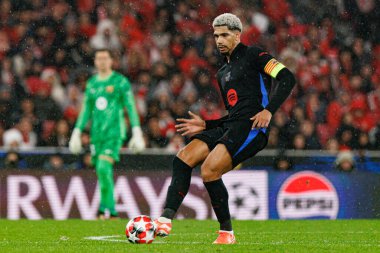 Ronald Araujo UEFA Şampiyonlar Ligi maçında SL Benfica ve FC Barcelona (Maciej Rogowski) takımları arasında görüldü.)