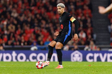 Ronald Araujo UEFA Şampiyonlar Ligi maçında SL Benfica ve FC Barcelona (Maciej Rogowski) takımları arasında görüldü.)