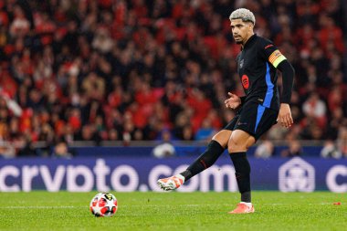 Ronald Araujo UEFA Şampiyonlar Ligi maçında SL Benfica ve FC Barcelona (Maciej Rogowski) takımları arasında görüldü.)