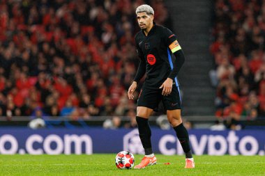 Ronald Araujo UEFA Şampiyonlar Ligi maçında SL Benfica ve FC Barcelona (Maciej Rogowski) takımları arasında görüldü.)