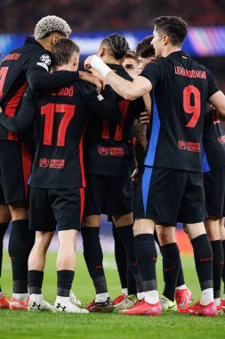 FC Barcelona takımı, Robert Lewandowski 'nin UEFA Şampiyonlar Ligi maçında SL Benfica ve FC Barcelona (Maciej Rogowski)