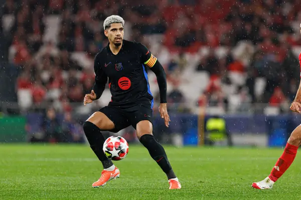 Ronald Araujo UEFA Şampiyonlar Ligi maçında SL Benfica ve FC Barcelona (Maciej Rogowski) takımları arasında görüldü.)