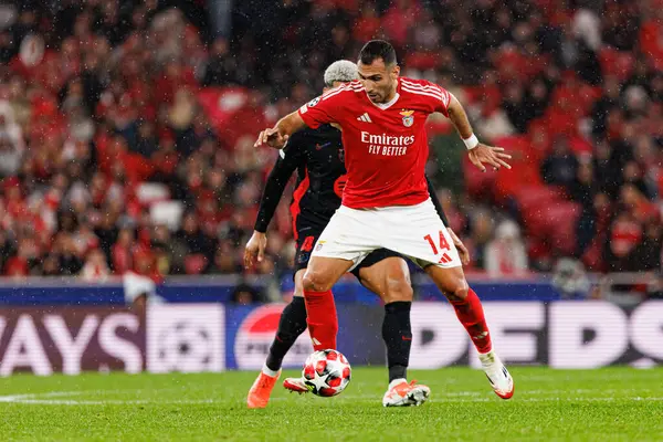 Ronald Araujo, Vangelis Pavlidis UEFA Şampiyonlar Ligi maçında SL Benfica ve FC Barcelona (Maciej Rogowski) takımları arasında görüldü.)