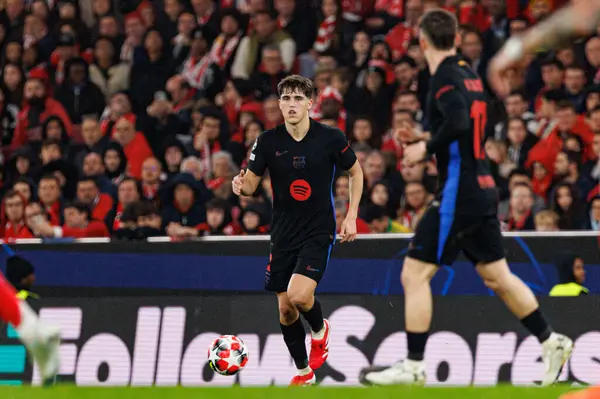 Pau Cubarsi UEFA Şampiyonlar Ligi maçında SL Benfica ve FC Barcelona (Maciej Rogowski) takımları arasında görüldü.)