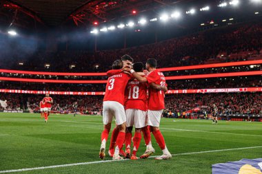 SL Benfica ve FC Famalicao (Maciej Rogowski) takımları arasında Liga Portekiz maçında Leandro Barreiro 'dan gol üstüne gol yedikten sonra kutlanan Benfica takımı görülüyor.)