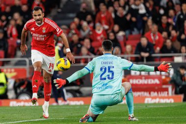 SL Benfica ve FC Famalicao (Maciej Rogowski) takımları arasında oynanan Liga Portekiz maçında Vangelis Pavlidis ve Lazar Careviç görülüyor)