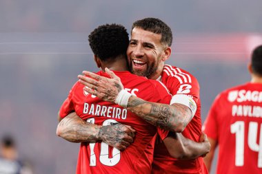 Leandro Barreiro ve Nicolas Otamendi, Liga Portekiz maçında SL Benfica ve FC Famalicao (Maciej Rogowski) takımları arasında gol attıktan sonra kutlama yaparken görüldü.)