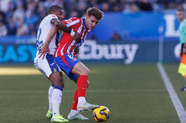 Valentin Rosier, Pablo Barrios, LaLiga EA SPORTS maçı sırasında Estadio Municipal de Butarque 'daki Atletico de Madrid takımları arasında görüldü (Maciej Rogowski)