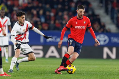 Oscar Valentin ve Raul Garcia de Haro, LaLiga EA SPORTS maçı sırasında Osasuna ve Rayo Vallecano takımları arasında El Sadar 'da görüldü (Maciej Rogowski)