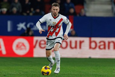 Ivan Balliu, LaLiga EA SPORTS maçı sırasında Osasuna ve Rayo Vallecano takımları arasında El Sadar 'da görüldü (Maciej Rogowski)