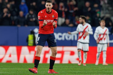 Raul Garcia de Haro, LaLiga EA Spor Maçı 'nda gol attıktan sonra El Sadar' daki Osasuna ve Rayo Vallecano takımları arasında kutlama yaparken görüldü (Maciej Rogowski)
