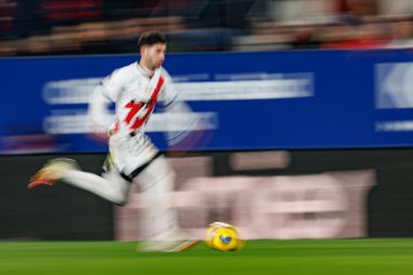Adrian Embarba, LaLiga EA SPORTS maçı sırasında Osasuna ve Rayo Vallecano takımları arasında El Sadar 'da görüldü (Maciej Rogowski)