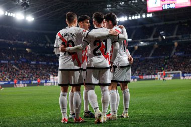 Rayo 'nun oyuncuları, LaLiga EA SPORTS maçında Sergio Camello' nun attığı golü kutlarken görüldü. CA Osasuna ve Rayo Vallecano takımları arasında El Sadar 'da (Maciej Rogowski)