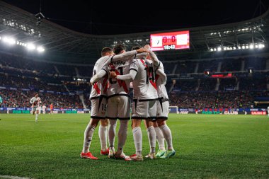 Rayo 'nun oyuncuları, LaLiga EA SPORTS maçında Sergio Camello' nun attığı golü kutlarken görüldü. CA Osasuna ve Rayo Vallecano takımları arasında El Sadar 'da (Maciej Rogowski)