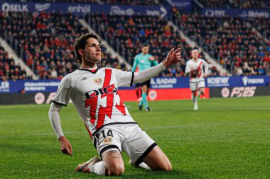 Sergio Camello, LaLiga EA SPORTS maçında gol attıktan sonra El Sadar 'daki Osasuna ve Rayo Vallecano takımları arasında kutlama yaparken görüldü (Maciej Rogowski)