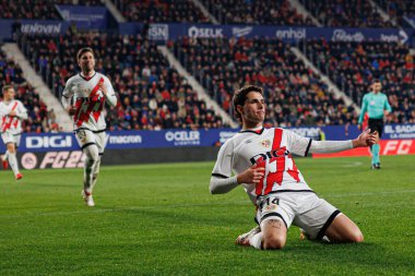 Sergio Camello, LaLiga EA SPORTS maçında gol attıktan sonra El Sadar 'daki Osasuna ve Rayo Vallecano takımları arasında kutlama yaparken görüldü (Maciej Rogowski)