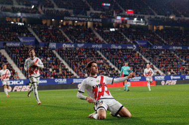 Sergio Camello, LaLiga EA SPORTS maçında gol attıktan sonra El Sadar 'daki Osasuna ve Rayo Vallecano takımları arasında kutlama yaparken görüldü (Maciej Rogowski)