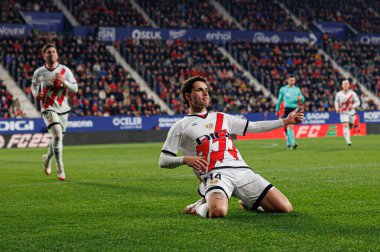 Sergio Camello, LaLiga EA SPORTS maçında gol attıktan sonra El Sadar 'daki Osasuna ve Rayo Vallecano takımları arasında kutlama yaparken görüldü (Maciej Rogowski)