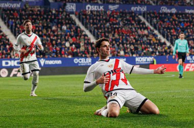 Sergio Camello, LaLiga EA SPORTS maçında gol attıktan sonra El Sadar 'daki Osasuna ve Rayo Vallecano takımları arasında kutlama yaparken görüldü (Maciej Rogowski)