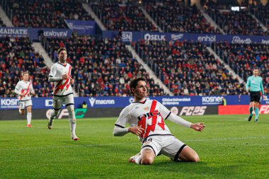Sergio Camello, LaLiga EA SPORTS maçında gol attıktan sonra El Sadar 'daki Osasuna ve Rayo Vallecano takımları arasında kutlama yaparken görüldü (Maciej Rogowski)