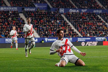 Sergio Camello, LaLiga EA SPORTS maçında gol attıktan sonra El Sadar 'daki Osasuna ve Rayo Vallecano takımları arasında kutlama yaparken görüldü (Maciej Rogowski)