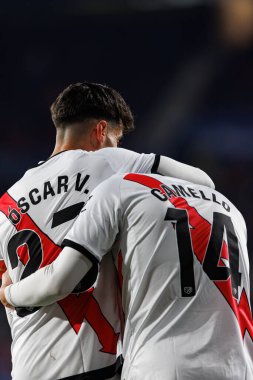 Oscar Valentin ve Sergio Camello, LaLiga EA Spor Maçı 'nda El Sadar' da oynayan Osasuna ve Rayo Vallecano takımları arasında gol attıktan sonra kutlama yaparken görüldü (Maciej Rogowski)