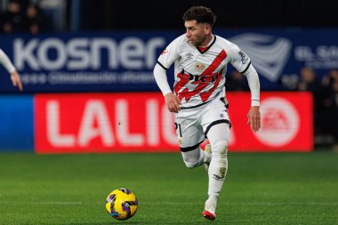 Adrian Embarba, LaLiga EA SPORTS maçı sırasında Osasuna ve Rayo Vallecano takımları arasında El Sadar 'da görüldü (Maciej Rogowski)