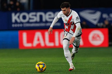 Adrian Embarba, LaLiga EA SPORTS maçı sırasında Osasuna ve Rayo Vallecano takımları arasında El Sadar 'da görüldü (Maciej Rogowski)