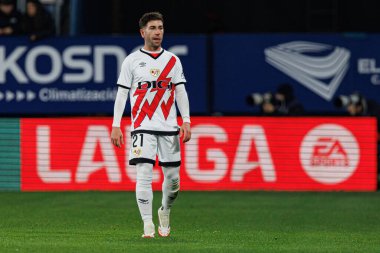 Adrian Embarba, LaLiga EA SPORTS maçı sırasında Osasuna ve Rayo Vallecano takımları arasında El Sadar 'da görüldü (Maciej Rogowski)